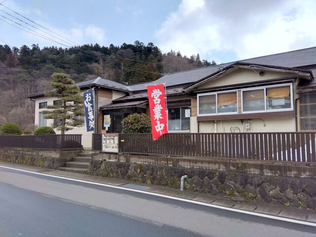 公共の駐車場にも近い_たかはし亭