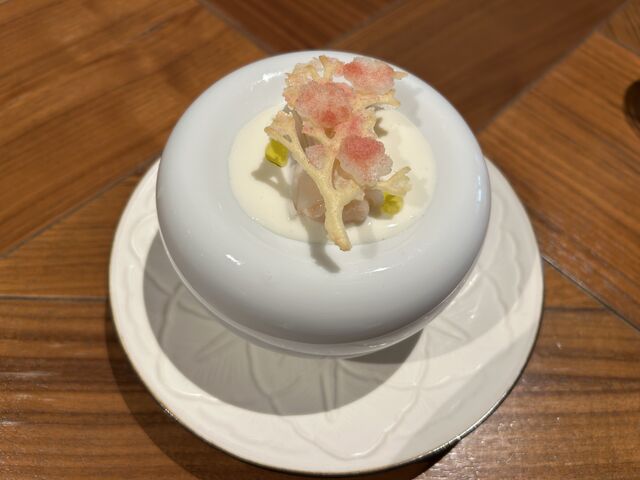 アミューズ 桜をイメージした前菜_THE LIVELY KITCHEN