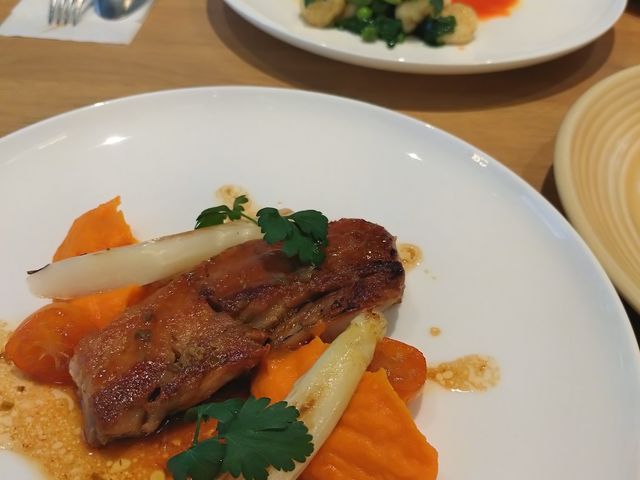 とろける豚肉☆柑橘系のキャロットピューレ添え_イビススタイルズ名古屋 Market St.