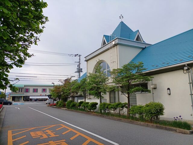 奥の建物が農産物販売所_一般社団法人南アルプス市観光協会