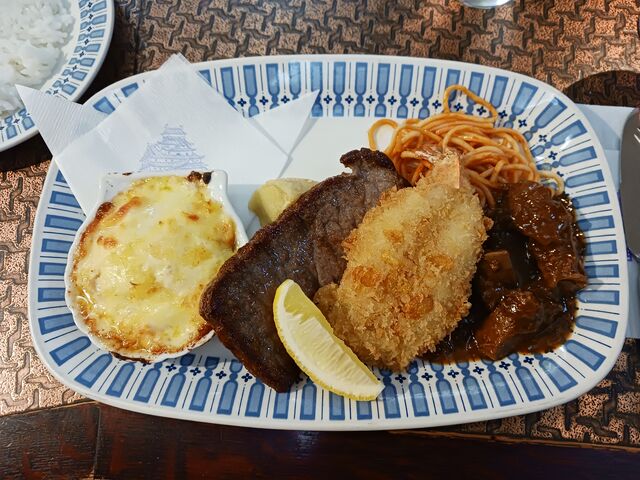 真ん中の黒いのが「ミニステーキ」です。_レストラン 西洋軒