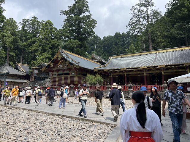 巫女さんが境内を案内して下さいます_日光おでかけサロン