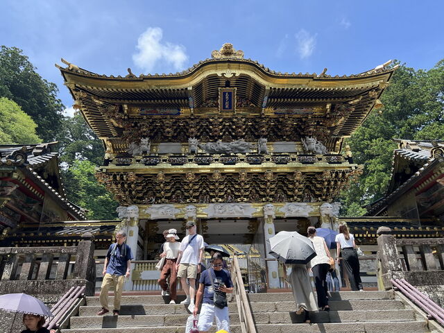 陽明門。ここに限らず日光は坂道・階段が多いです。_日光おでかけサロン