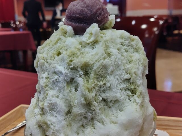 宇治抹茶。小豆はフランボワーズのような味。かき氷の中にも入ってます。白玉2個入り。_キングアンバサダーホテル熊谷
