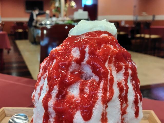 いちごミルク。生クリームではなく、チーズクリームでさっぱり。
中にもクリームが入ってました。_キングアンバサダーホテル熊谷
