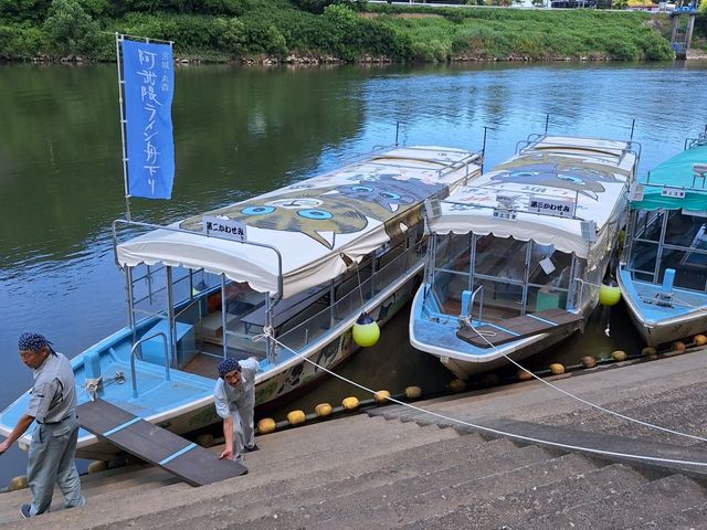 舟の屋根に丸森町の猫神様_阿武隈ライン舟下り