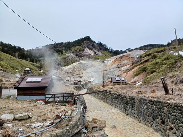山肌には少し雪渓が残る、非日常的な万座湯畑_万座湯畑