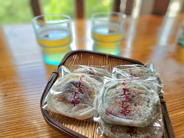 お茶はセルフサービスです♪
美味しいですよ♪
2種類です〜_上きしや