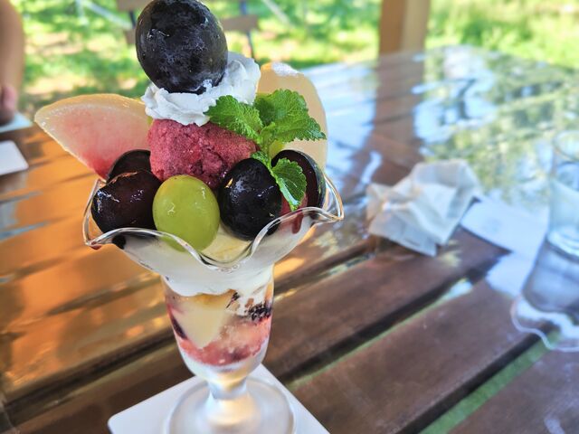 桃と葡萄のパフェ_ピーチカフェなかにし