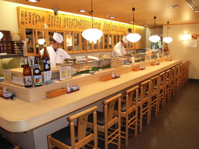 丸万寿司 OAP店の写真1