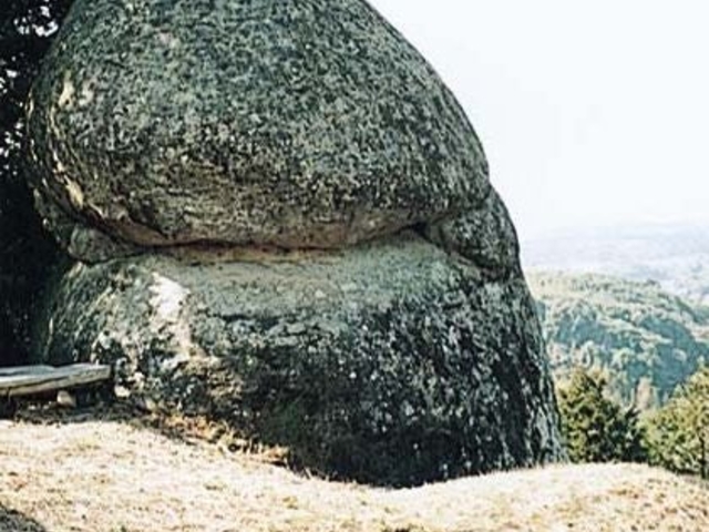 陰陽石(市民いこいの森)の写真1
