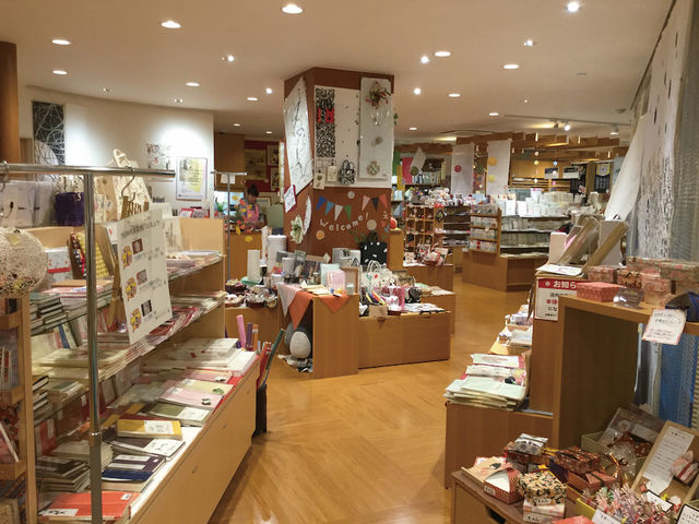 館内には和紙や和紙製品を販売するショップもあります_越前和紙の里 パピルス館
