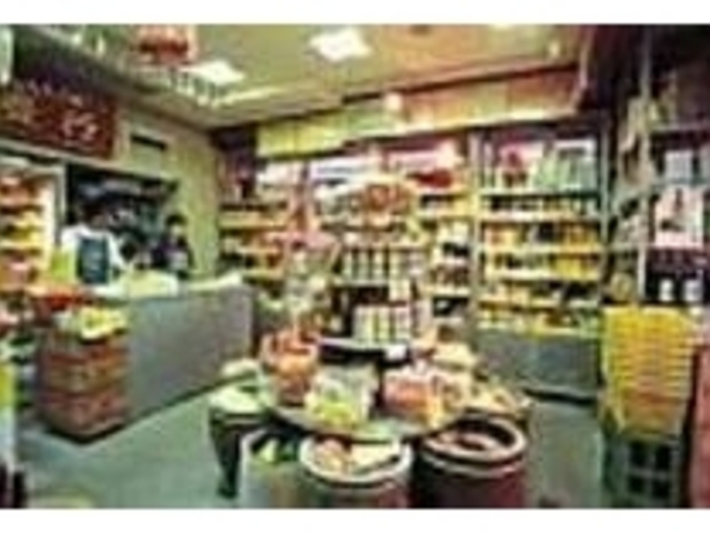 こだわりの中華食材がずらりと並ぶ店内_源豊行本店
