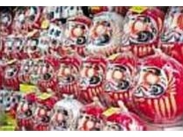 値段や大きさの多種多様なだるまが並ぶ_柏屋