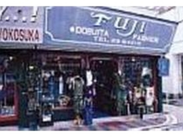 アメリカ風の店構え。場所がら外国人客多し_FUJI