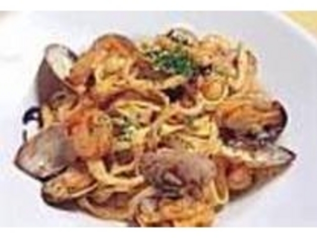 新鮮魚介が後を引く味の『フェットチーネ』_タベルナロンディーノ