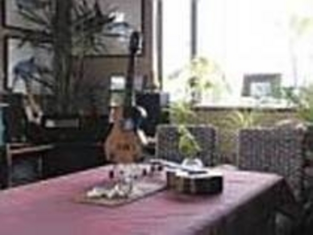 雰囲気ある店内ではレッスンも開催_officeT ukulele studio
