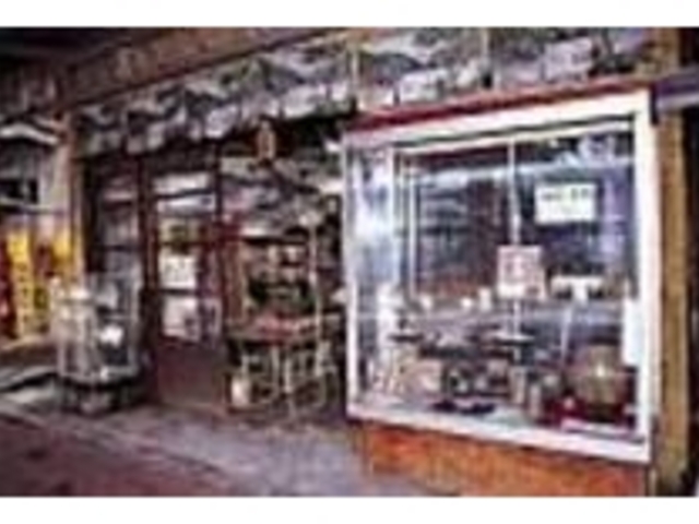 お店は駅から6軒目。すぐに見つかる_相模湖焼 栄屋