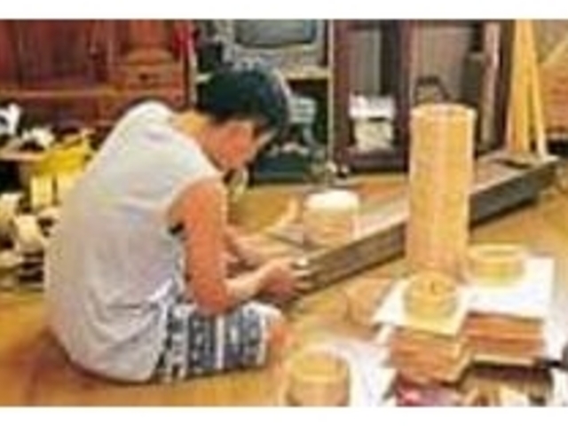 自宅の部屋で一人作業をする様子が見られる_ぬし熊