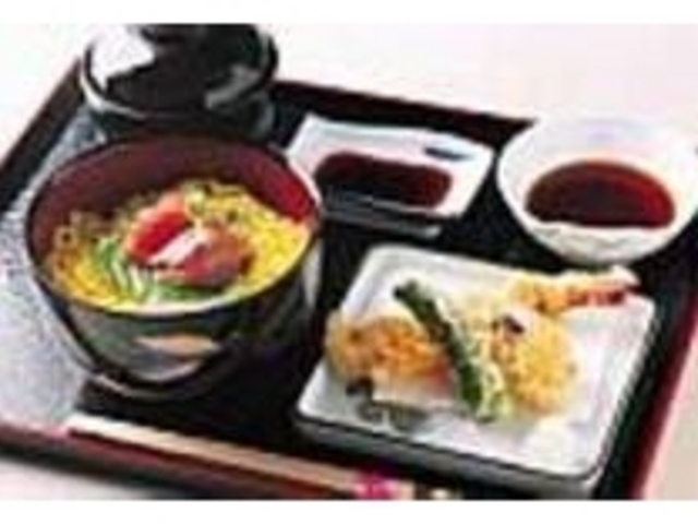 ちらし寿司に刺身がのったちらし寿司セット_和風レストラン 錦水