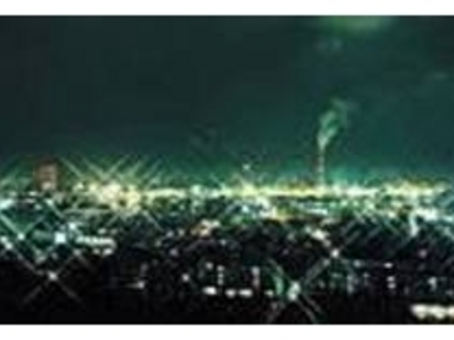 展望台から眺める市街とコンビナートの夜景_垂坂公園・羽津山緑地