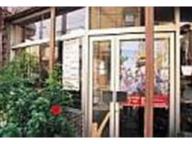 「石取会館」の真向かいに建っている店_マルマン