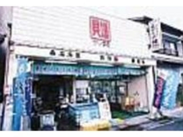 表の水槽には刺身用の蛤も置かれている_貝増 赤須賀店