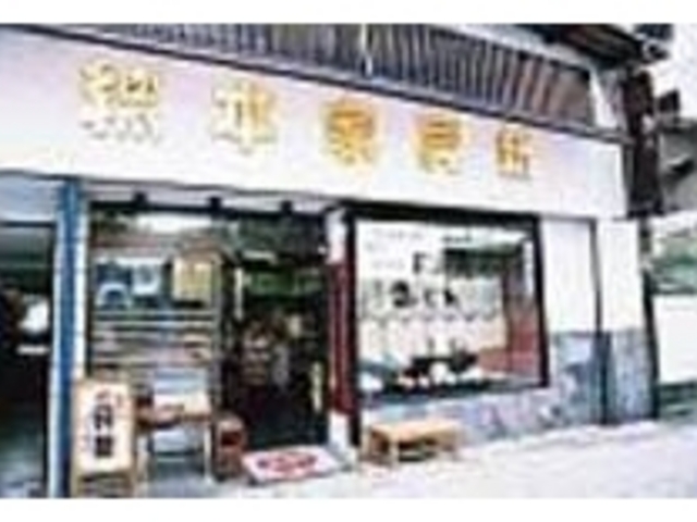 店の外には土産用に蛤の貝殻を提供している_貝新 新七商店