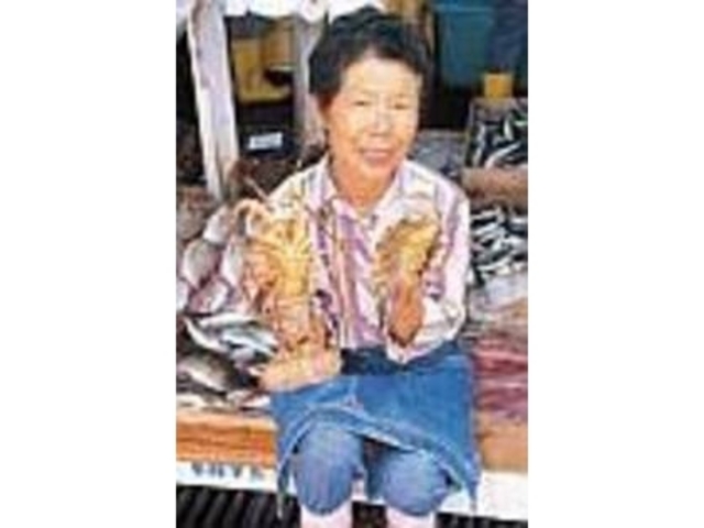 アワビや伊勢エビも安いよ、という店主_脇久商店