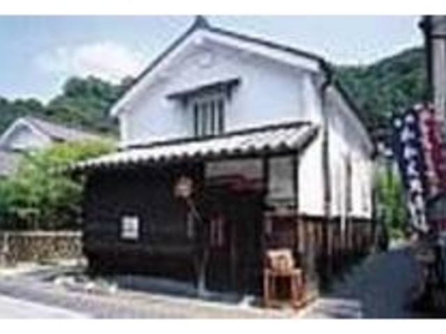 吊り戸がついた江戸時代の蔵を利用している_竹原まちなみ竹工房