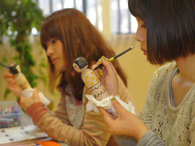 津軽こけしの絵付け_津軽伝承工芸館