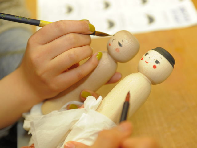津軽こけしの絵付け_津軽伝承工芸館