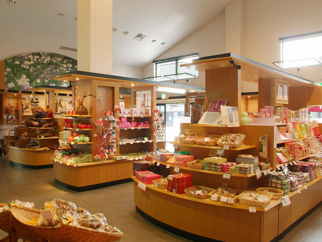 お土産品、工芸品、地酒まで取り扱う売店_津軽伝承工芸館