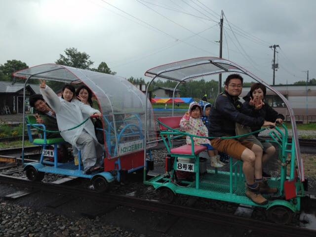 雨天時にはフード付き車両が登場!_トロッコ王国美深