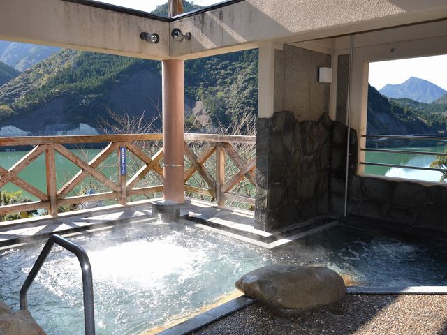 湖のパノラマを眺める露天風呂!景観を楽しみながらゆっくりと・・_美郷レイクランド