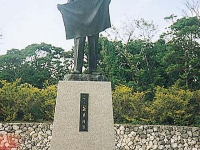 泉芳朗頌徳記念像の写真1