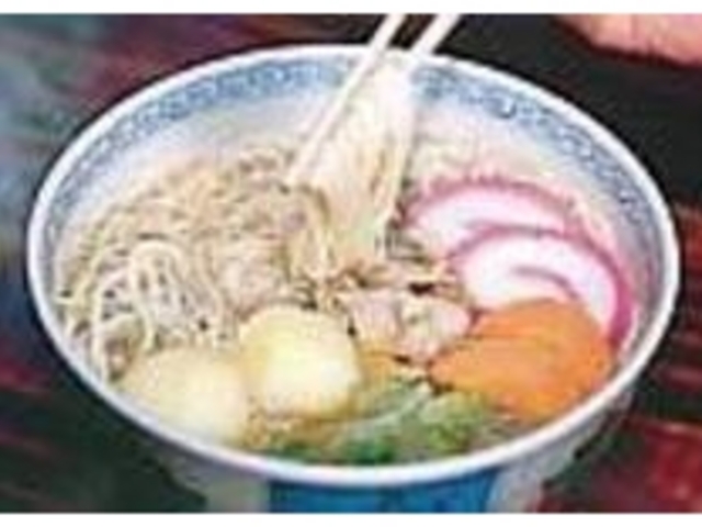 かまぼこ、肉など具沢山の地獄煮そうめん_素麺料理 面喰い