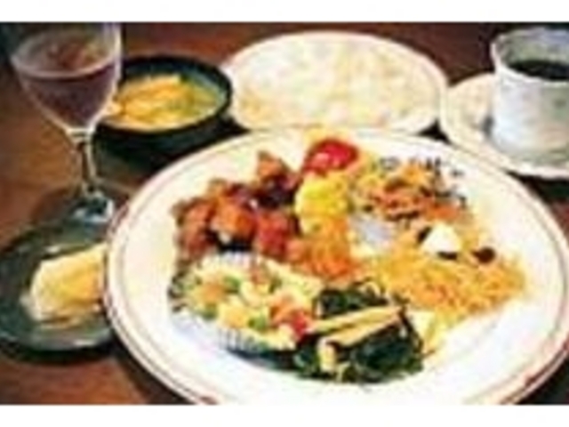 無農薬、無添加の野菜料理がならぶ_小さな菜園