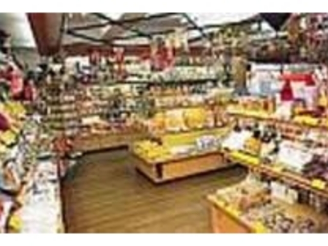 フェリー客のために朝早くから営業している_いしだ