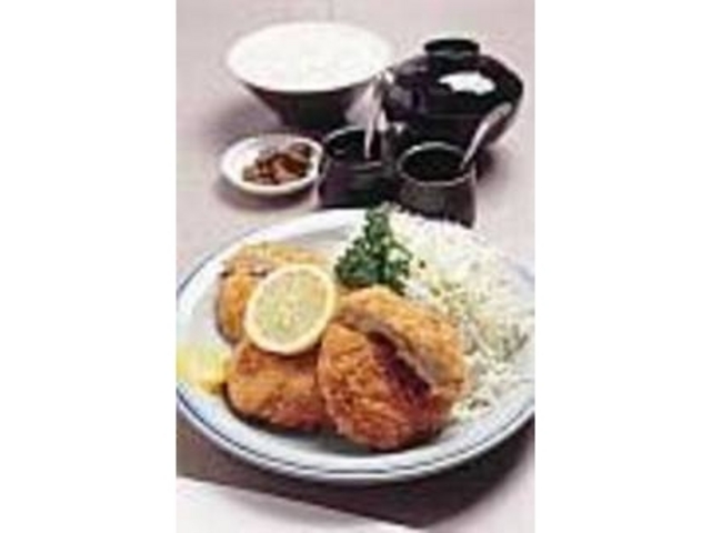 ランチタイムには安く食べられる定食も_とんかつ みた村