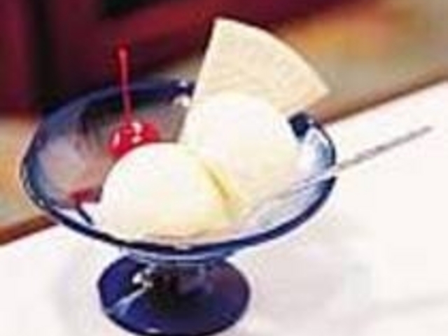 ウェリースとチェリーが付くアイスクリーム_アイスクリームパーラー美園