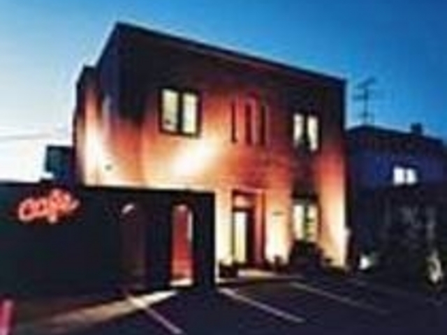 札幌の郊外、夕闇に浮かび上がるカフェ_カフェ・ノエル