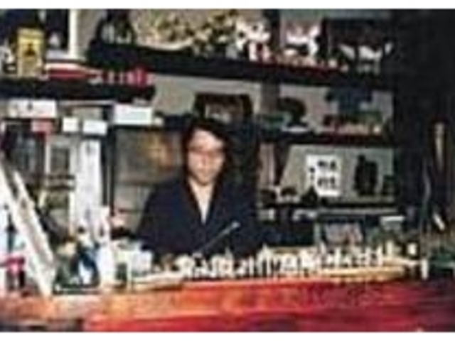 さまざまな動きの竹人形を作るご主人_阿波踊り竹人形の里 時代屋