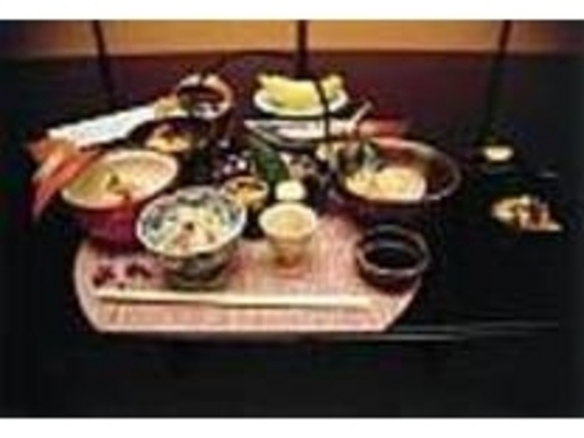 多彩で華やかな料理にはお品書が添えられる_懐石料理 松浦屋与兵衛