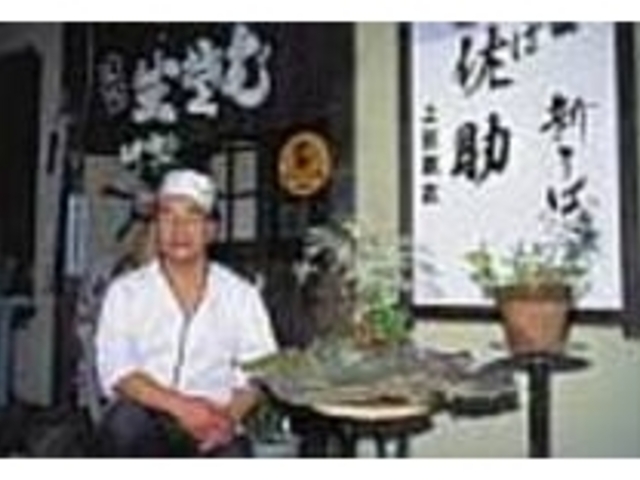 ご主人が育てた山野草の鉢植が店先を飾る_信州戸隠手打そば 佐助