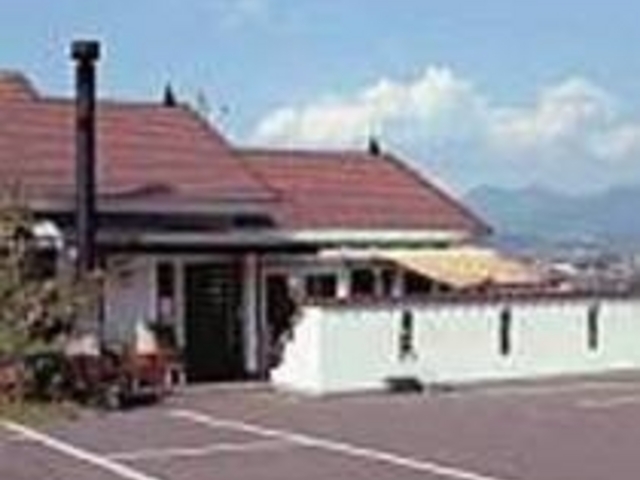 店は上田市街地を一望する高台に建つ_トラットリア ボンデール