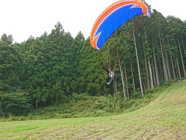 きれいに飛んでいます〜♪(半日体験)_KPS那須高原パラグライダースクール