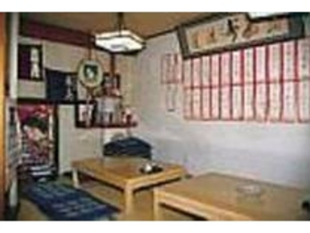 店内には相撲の番付や力士の手形もある_花のや