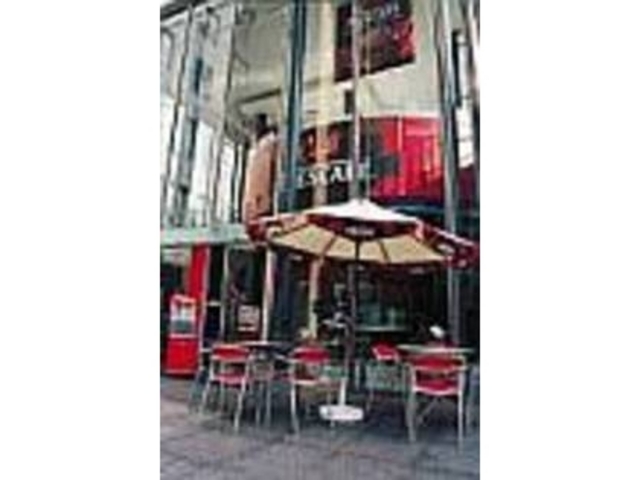 4面すべてがガラス張りで夜のムードも満点_カフェ ネスカフェ