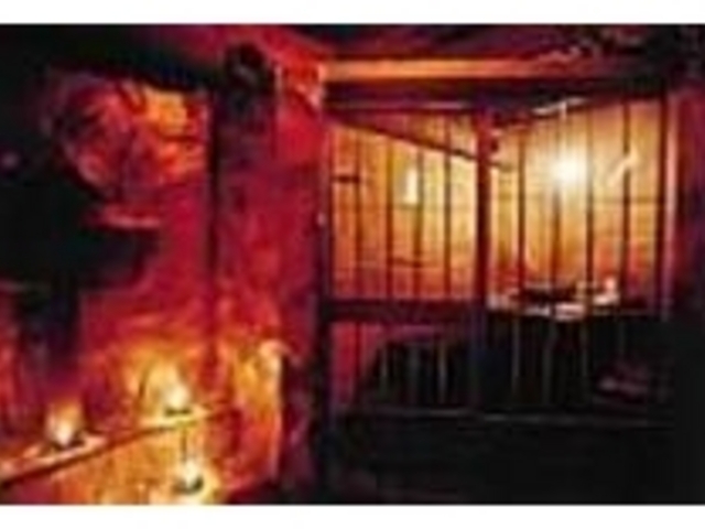 鉄格子で仕切られた監獄(個室)は全29室_異次元美食空間The Lockup